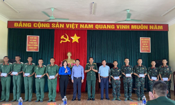 ĐOÀN ĐẠI BIỂU HUYỆN CƯ KUIN DỰ LỄ TUYÊN THỆ, THĂM, TẶNG QUÀ CHIẾN SĨ MỚI NĂM 2024 TẠI CÁC ĐƠN VỊ.